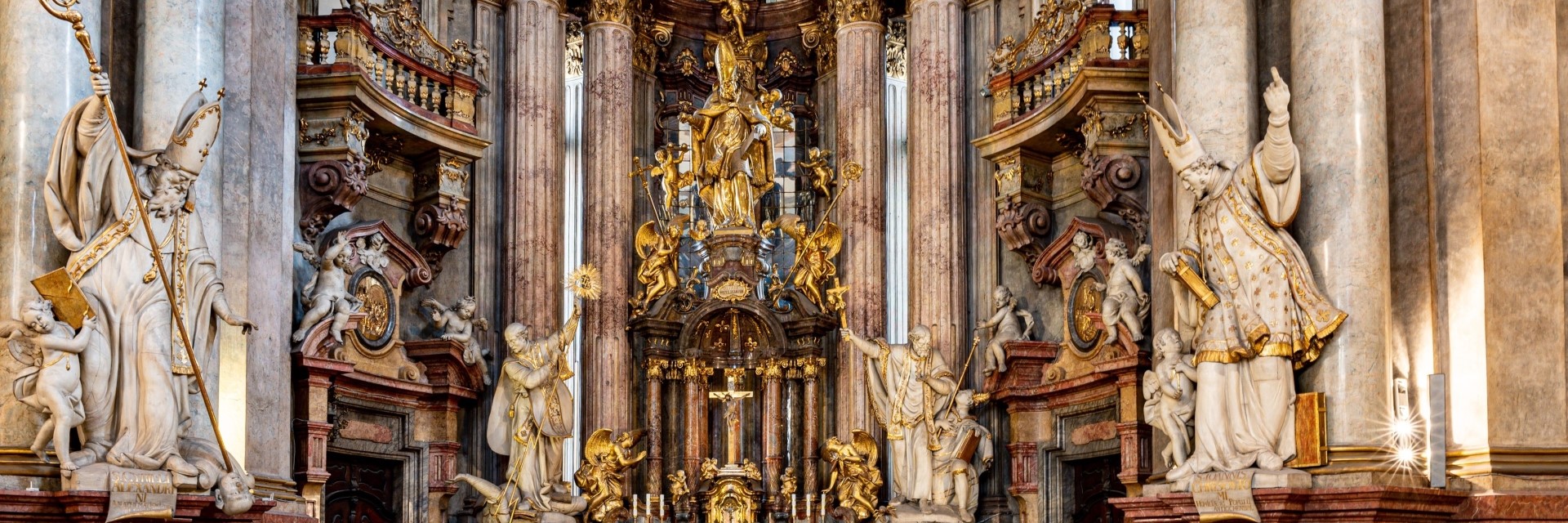 Presbytář se sochami