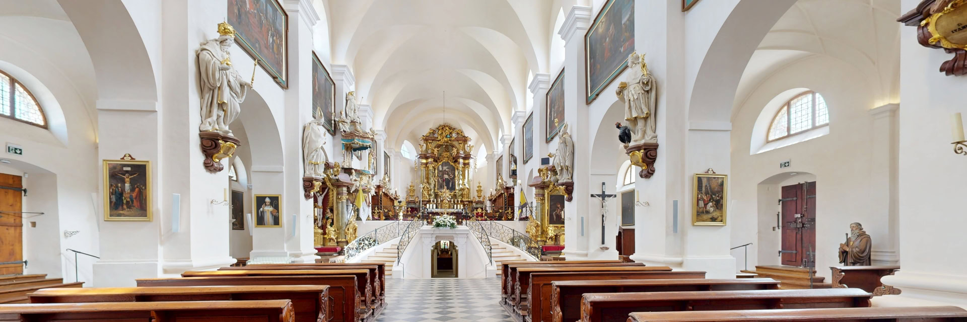Pohled na schody a lavice v bazilice svatého Václava
