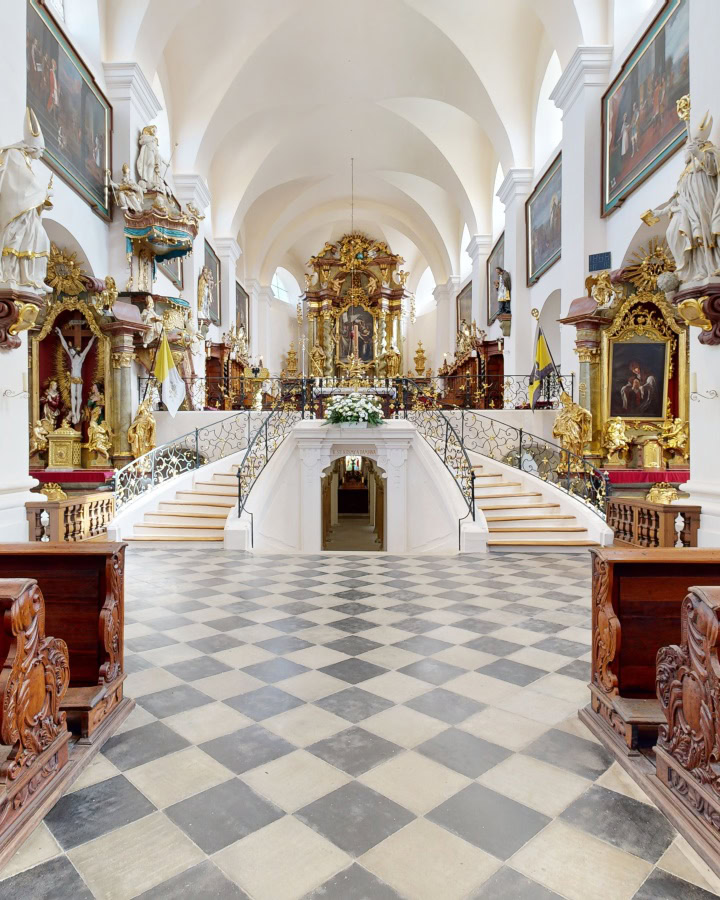 Schodiště baziliky svatého Václava
