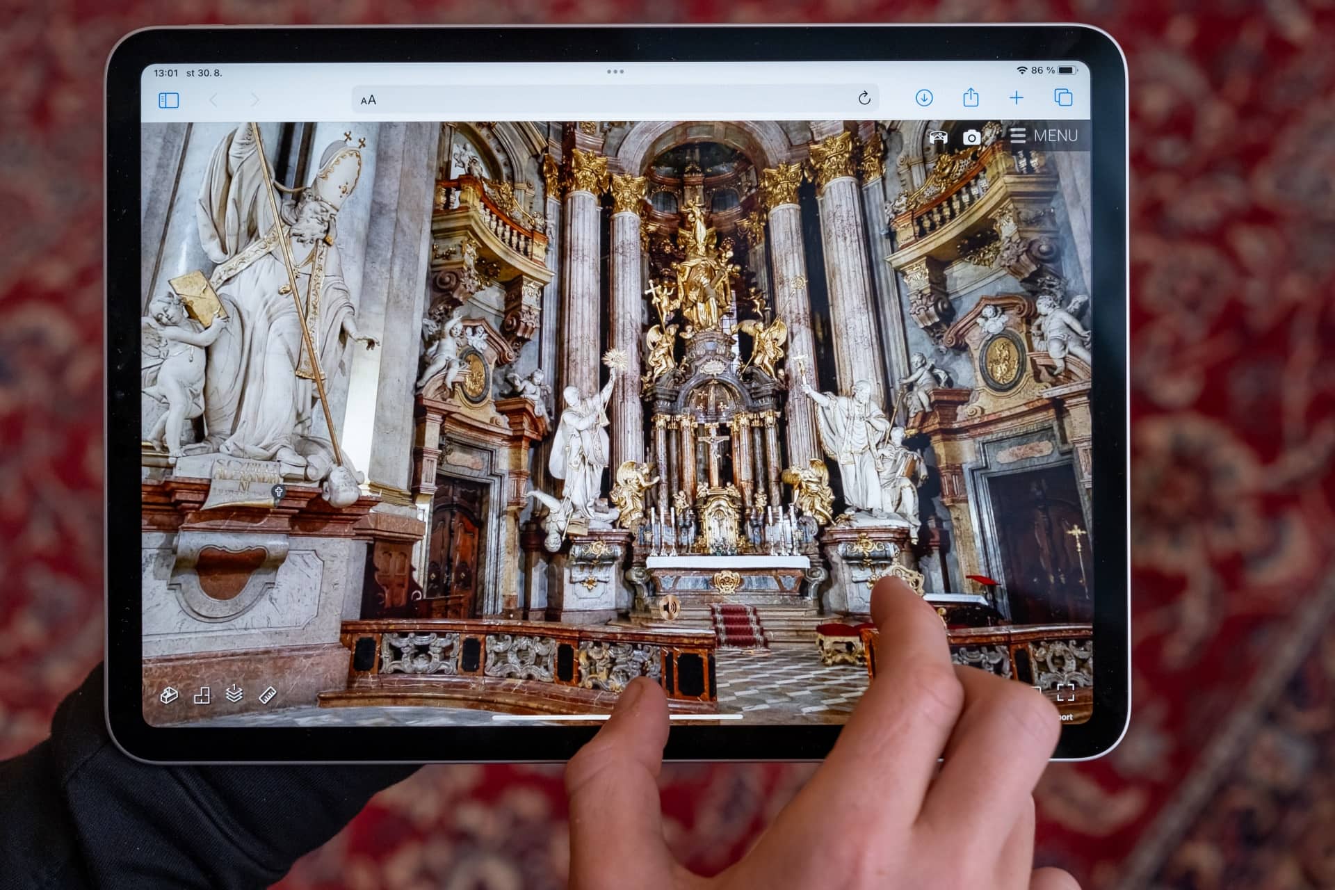 Tablet s virtuální prohlídkou.